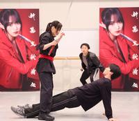 　松大航也（右）から「松葉崩し！」と腰を振られ、驚く菅井友香（撮影・吉澤敬太）