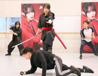 　熱のこもった殺陣を披露する菅井友香（撮影・吉澤敬太）