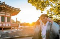 　初日の出を背にポーズを決める新浜レオン