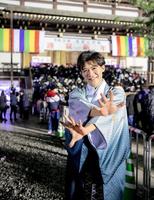 　初詣で新曲のポーズで笑顔を見せる新浜レオン