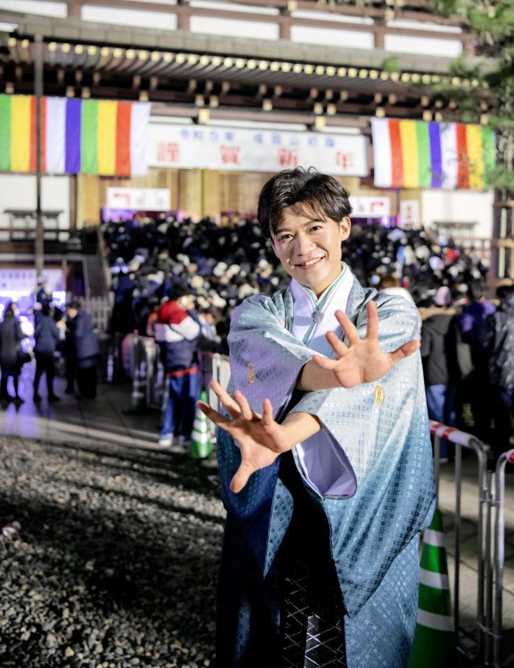 　初詣で新曲のポーズで笑顔を見せる新浜レオン