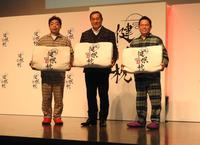 　「健眠枕」新商品発表会に出席した（左から）ユースケ、松平健、津田篤宏