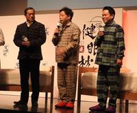 　「健眠枕」新商品発表会に出席した（左から）松平健、ユースケ、津田篤宏
