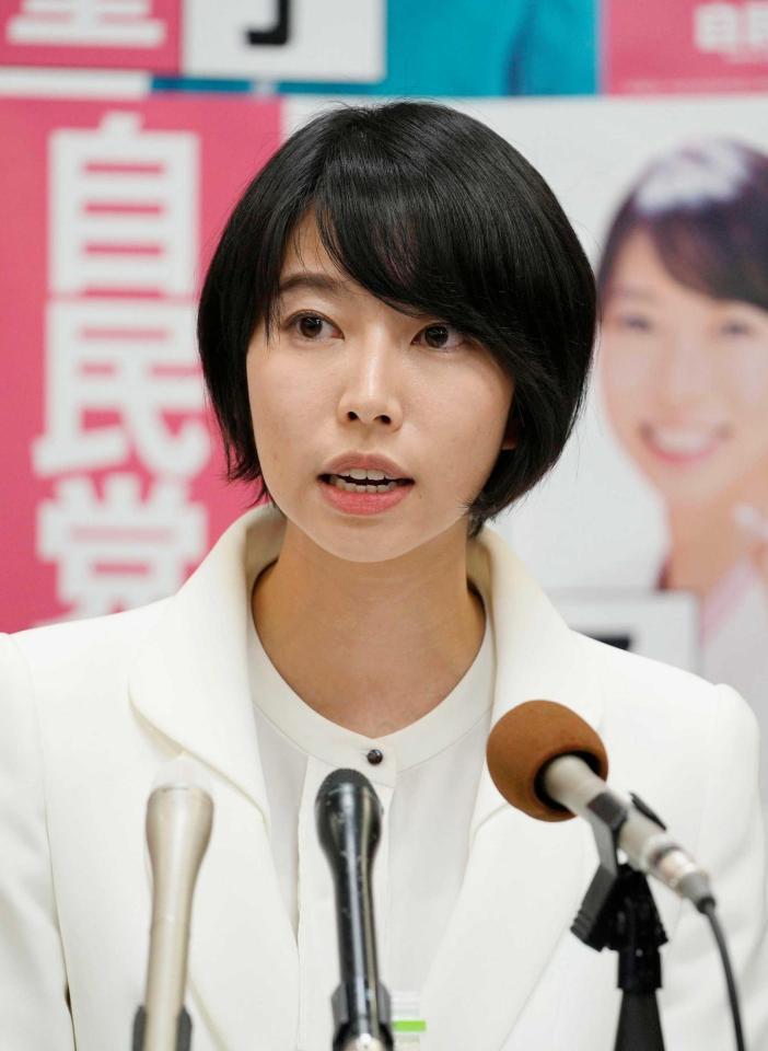 　記者会見する今井瑠々氏＝１３日