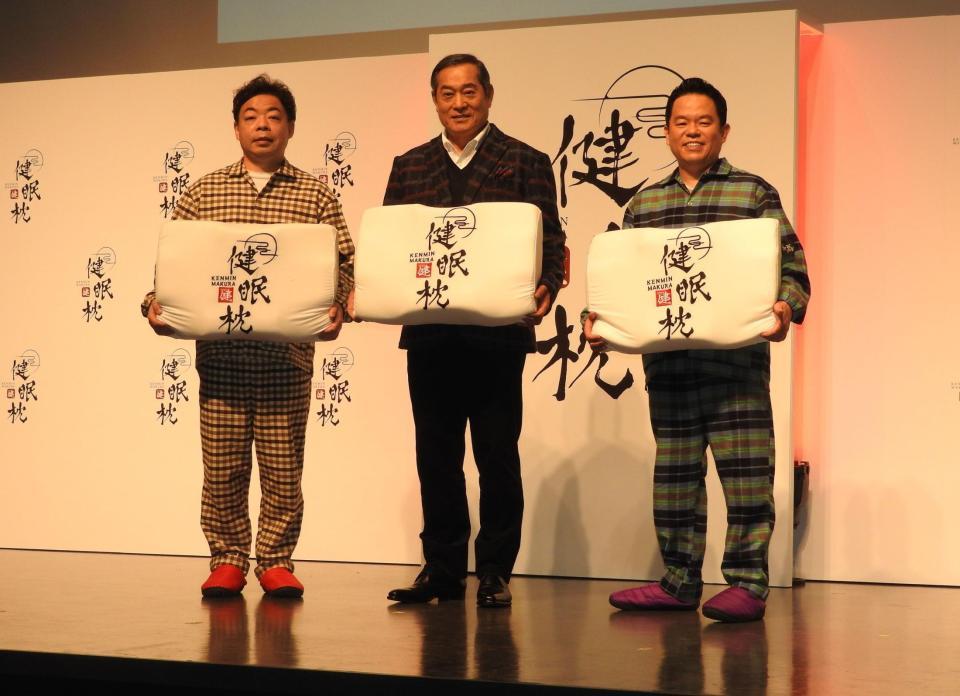 　「健眠枕」新商品発表会に出席した（左から）ユースケ、松平健、津田篤宏