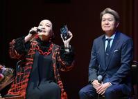 　サプライズで登場したヒロミ（右）から松本伊代からの電話を受け取る湯川れい子氏（撮影・西岡正）