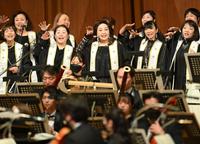 　東京女声合唱団とともに歌う湯川れい子氏（中央）＝撮影・西岡正