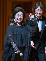 　オープニングに登場し、観客に手を振る湯川れい子氏（撮影・西岡正）