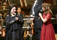 　中川翔子（右）とトークする湯川れい子氏（撮影・西岡正）