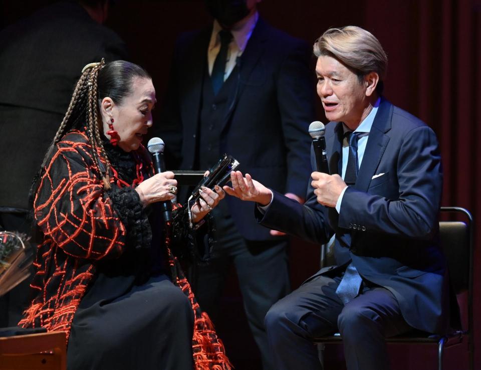 　サプライズで登場したヒロミ（右）から松本伊代からの電話を受け取る湯川れい子氏（撮影・西岡正）