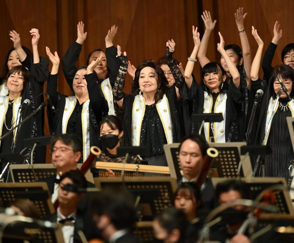 　東京女声合唱団とともに歌う湯川れい子氏（中央）＝撮影・西岡正