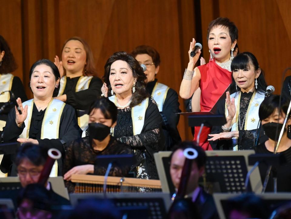 東京女声合唱団とともに歌うクミコ（右上）と湯川れい子氏（中央）＝東京芸術劇場（撮影・西岡正）