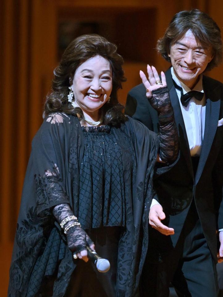 　オープニングに登場し、観客に手を振る湯川れい子氏（撮影・西岡正）