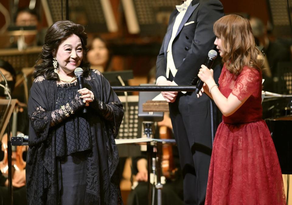 　中川翔子（右）とトークする湯川れい子氏（撮影・西岡正）