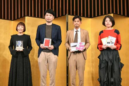 　会見する（左から）直木賞の千早茜さん、小川哲さん、芥川賞の佐藤厚志さん、井戸川射子さん