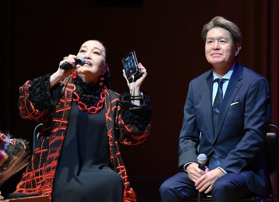 　サプライズで登場したヒロミ（右）から松本伊代からの電話を受け取る湯川れい子氏（撮影・西岡正）