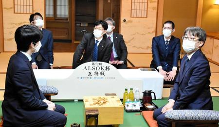 　前日検分を行う藤井王将（左）と羽生九段（日本将棋連盟提供）