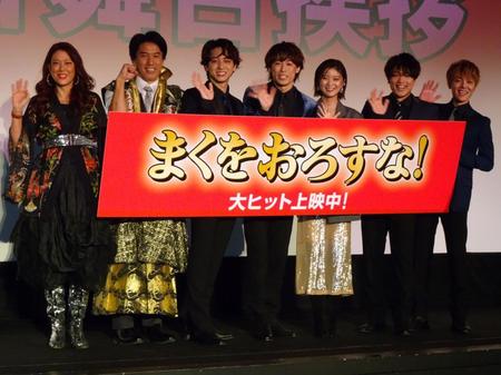 　舞台あいさつに出席した（左から）ＬｉＬｉＣｏ、清水順二監督、寺西拓人、越岡裕貴、工藤美桜、原嘉孝、室龍太