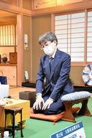 　前日検分を行う羽生善治九段（日本将棋連盟提供）