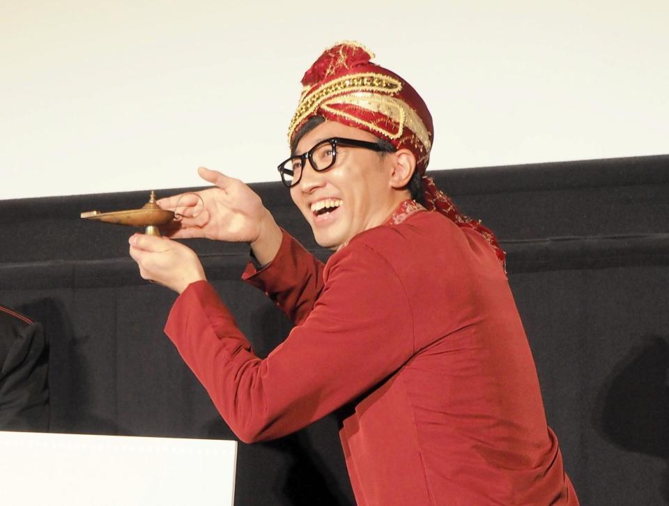 　作品の大ヒットを願い魔法のランプをさするこがけん