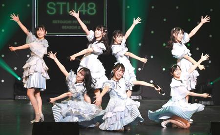 　新衣装で熱いパフォーマンスを見せるＳＴＵ４８瀬戸内ＰＲ部隊のメンバーたち（撮影・園田高夫）