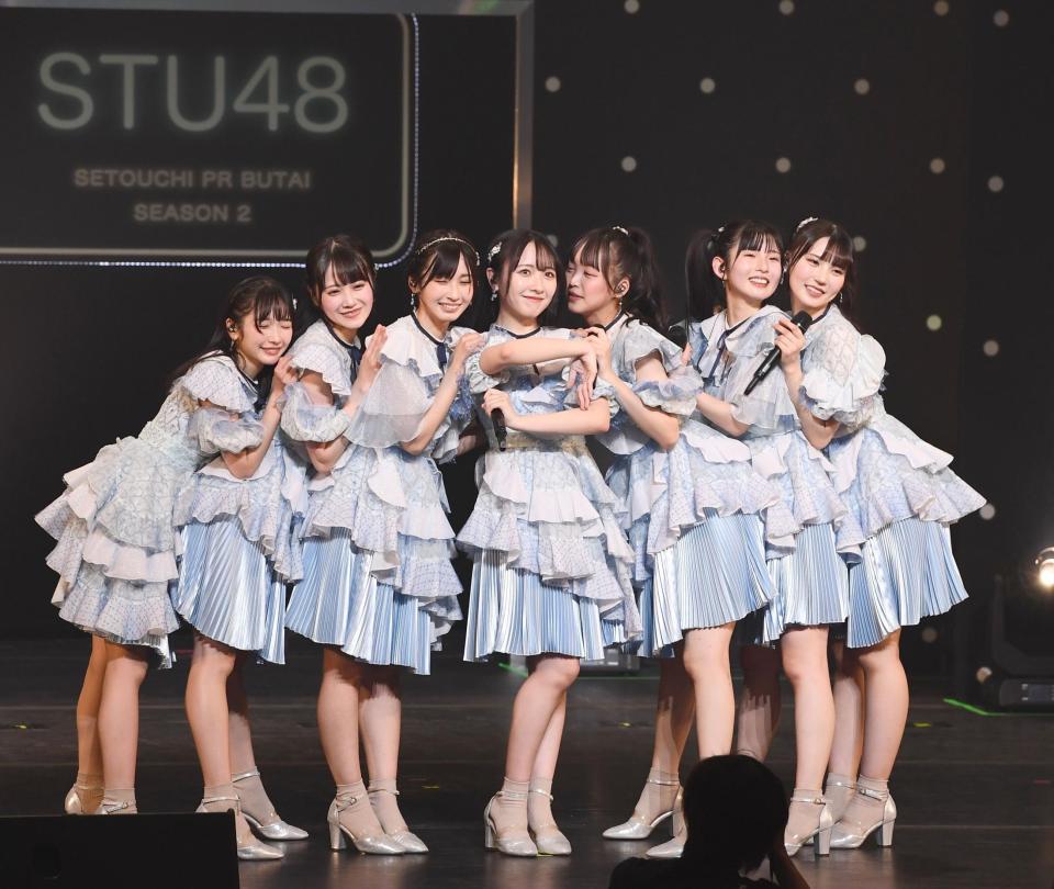 　石田千穂（中央）らＳＴＵ４８瀬戸内ＰＲ部隊のメンバーがツアーファイナルを行った（撮影・園田高夫）