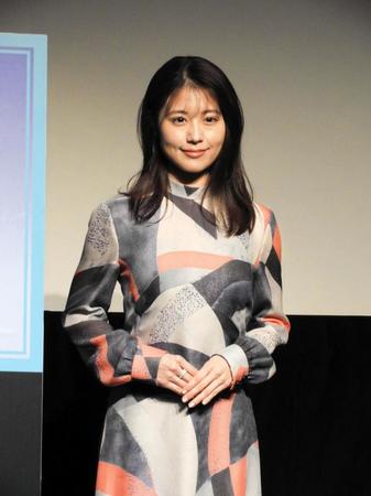 　ワンピース姿で登壇した有村架純