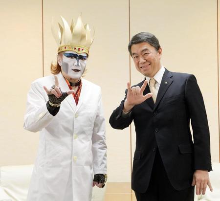 　ポーズを決めるデーモン閣下（左）と村井嘉浩知事＝宮城県庁