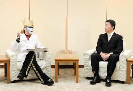 　対談したデーモン閣下（左）と村井嘉浩知事＝宮城県庁