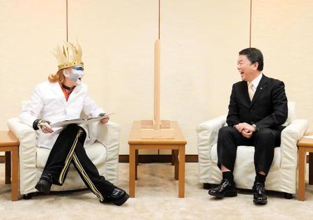 　対談中に爆笑するデーモン閣下（左）と村井嘉浩知事＝宮城県庁