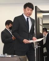 　会見場に登壇するＴＫＯ・木本武宏（撮影・堀内翔）