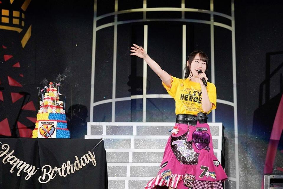 　「ＮＡＮＡ　ＭＩＺＵＫＩ　ＬＩＶＥ　ＨＥＲＯＥＳ　２０２３」１日目の公演は、水樹奈々の誕生日。ステージ上にバースデーケーキが登場した＝２１日