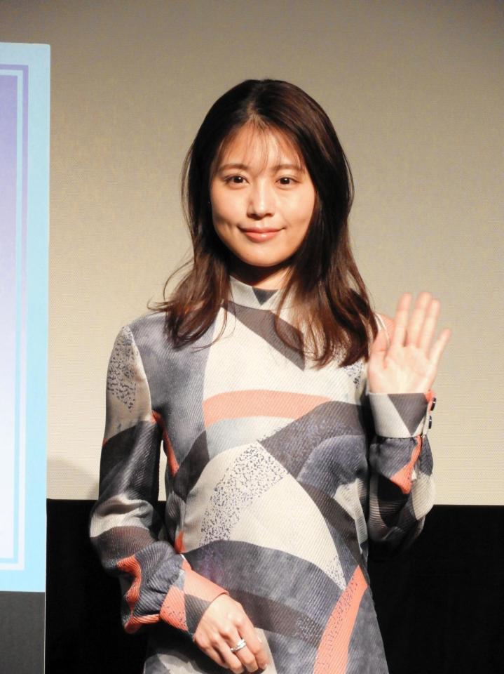 　ワンピース姿で手を振る有村架純