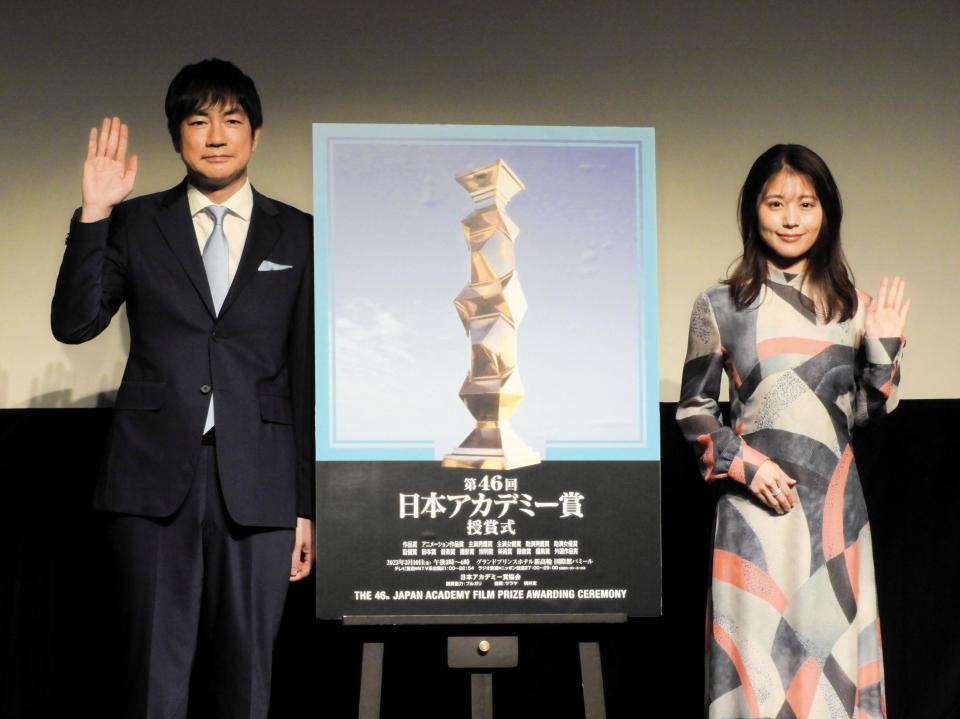 　日本アカデミー賞授賞式で司会を務める有村架純（右）と羽鳥慎一アナウンサー