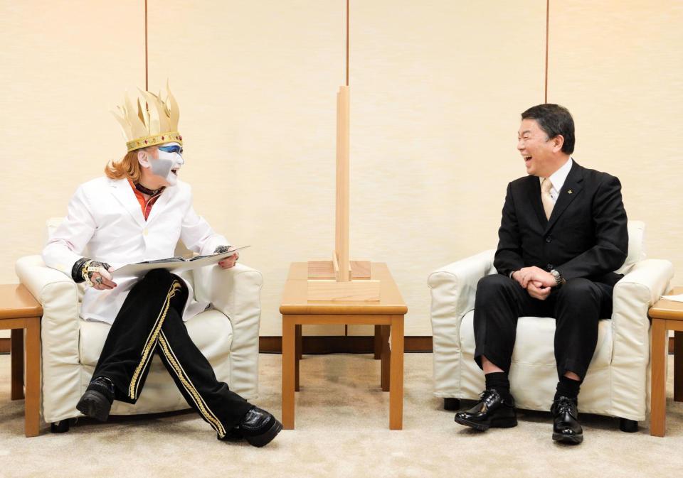 　対談中に爆笑するデーモン閣下（左）と村井嘉浩知事＝宮城県庁