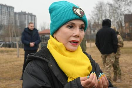 　２３日、ウクライナの首都キーウ近郊のブチャにある、虐殺された民間人が埋葬された教会を訪れたデヴィ夫人（共同）