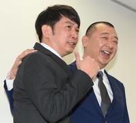 　フォトセッションポーズを決めるＴＫＯ・木本武宏。右は木下隆行（撮影・堀内翔）