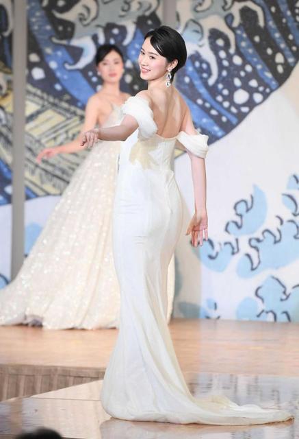 【写真】ミス日本最終審査では肩出し＆美しい背中を惜しげもなく　純白ドレスで魅了