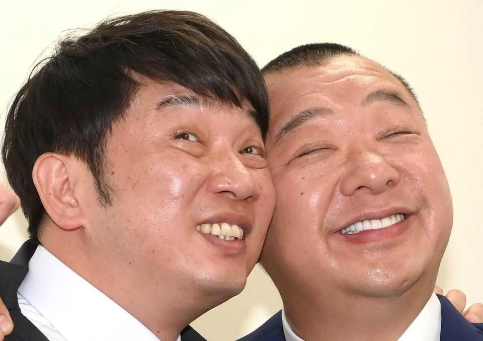 　会見の最後に頬ずりするＴＫＯ・木本武宏（左）と木下隆行