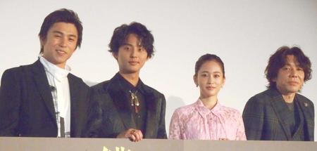 　（左から）中尾明慶、藤ヶ谷太輔、前田敦子、三浦大輔監督