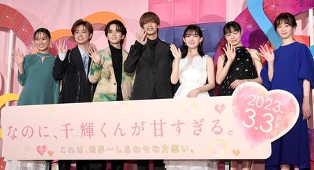 　映画の完成を喜ぶ（左から）鈴木美羽、曽田陵介、板垣李光人、高橋恭平、畑芽育、莉子、中島瑠菜＝東京・丸の内ピカデリー（撮影・金田祐二）