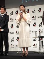 　イベントに登壇した観月ありさ（中央）＝都内