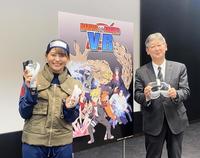 石川一郎社長（右）とカカシのコスプレをする藤井由依アナウンサー＝東京・六本木