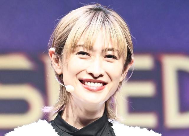 山田優 太ももあらわな超ミニスカのゴルフ姿に「目が釘付け