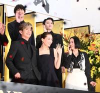 映画「レジェンド＆バタフライ」初日舞台あいさつに登場した（前列左から）木村拓哉、綾瀬はるか、中谷美紀＝東京・銀座の丸の内ＴＯＥＩ（撮影・堀内翔）