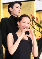 客席に向かってハートポーズを作る綾瀬はるか＝東京・銀座の丸の内ＴＯＥＩ（撮影・堀内翔）