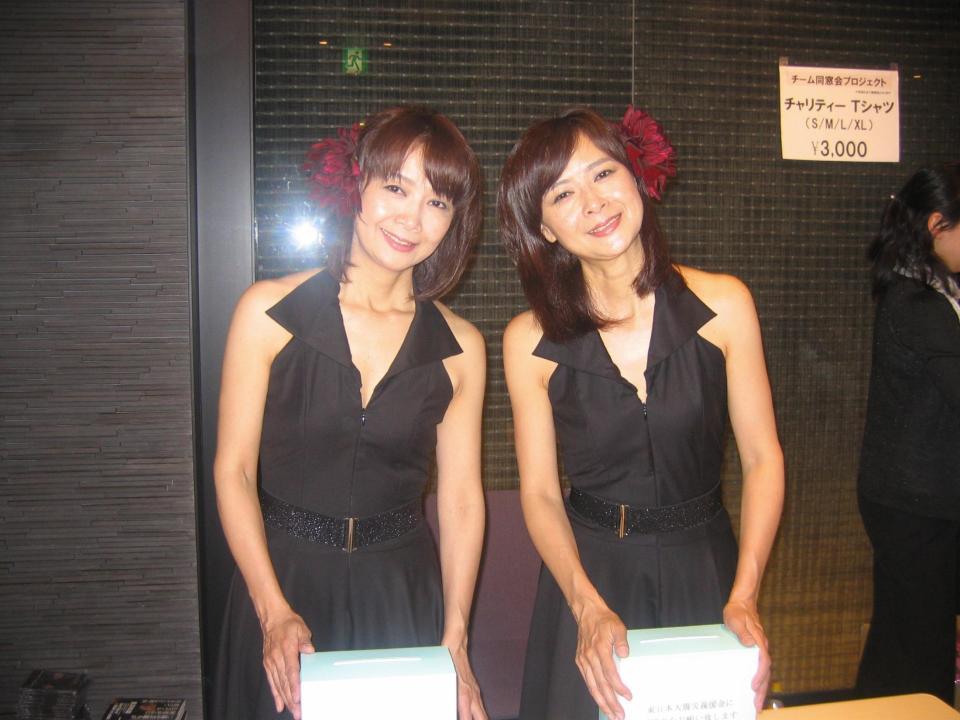 　ザ・リリーズの燕真由美さん（右）と姉の燕奈緒美＝２０１１年