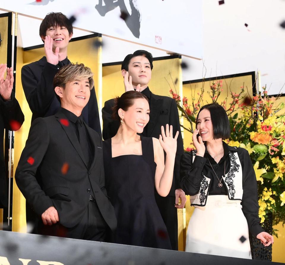 映画「レジェンド＆バタフライ」初日舞台あいさつに登場した（前列左から）木村拓哉、綾瀬はるか、中谷美紀＝東京・銀座の丸の内ＴＯＥＩ（撮影・堀内翔）