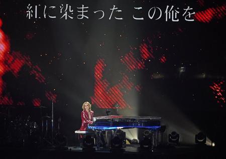 　「紅」を演奏するＴＨＥ　ＬＡＳＴ　ＲＯＣＫＳＴＡＲＳのＹＯＳＨＩＫＩ（撮影・三好信也）