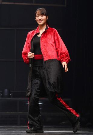 　演劇「新・幕末純情伝」舞台あいさつに登壇する菅井友香（撮影・堀内翔）